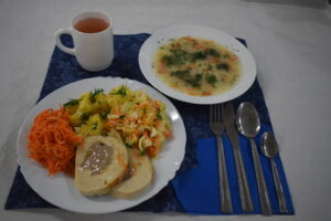 zupa koperkowa, rolada drobiowa, ziemniaki, surówka z marchwi