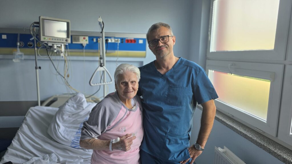 na sali szpitalnej przy łóżku 101-letnia pacjentka i lekarz