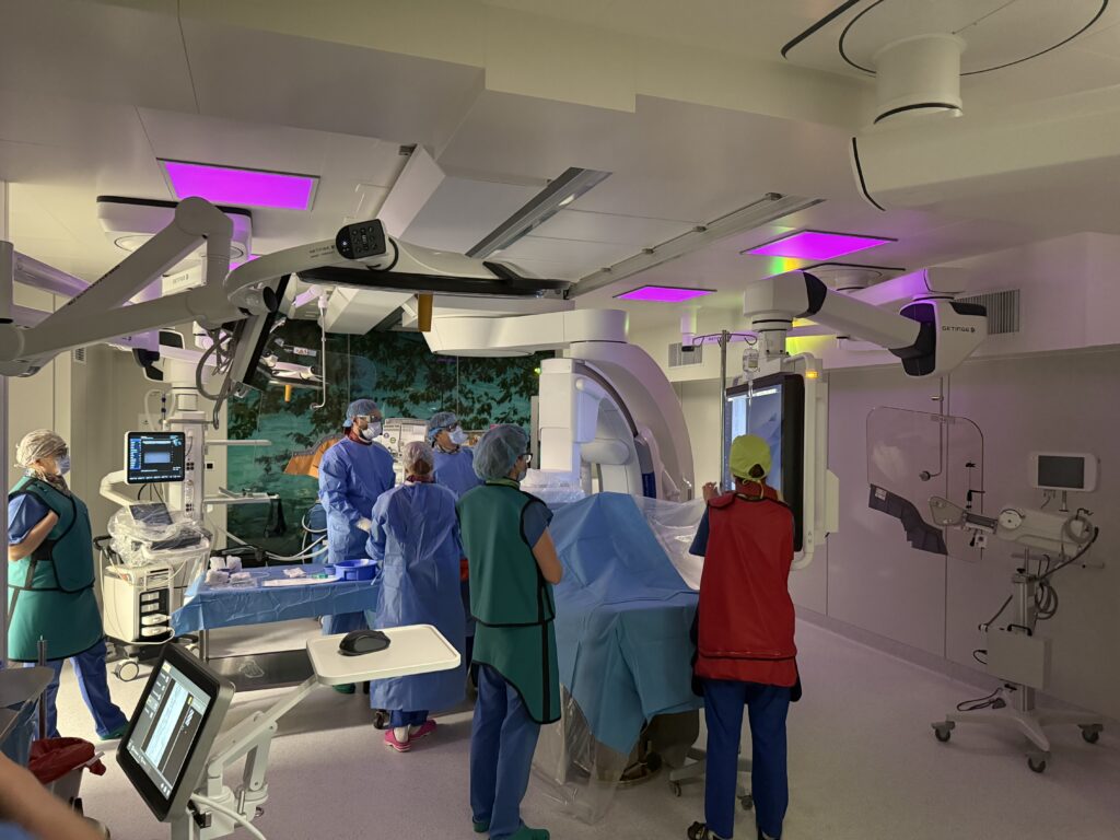 zabieg na hybrydowej sali operacyjnej