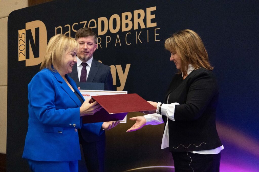 dyrektorka szpitala odbiera nagrodę