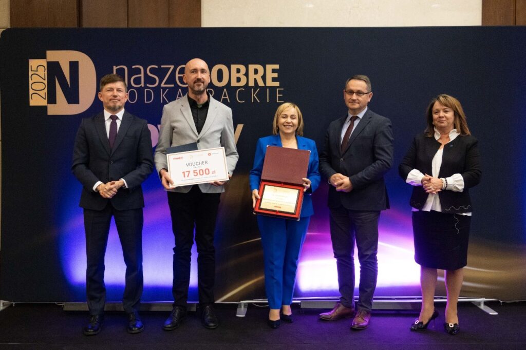 przedstawiciele szpitala z nagrodą na scenie