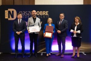 przedstawiciele szpitala z nagrodą na scenie