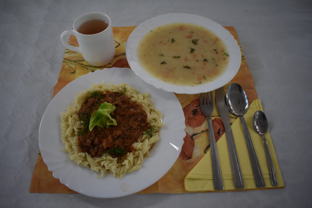 makaron z sosem, zupa, herbata