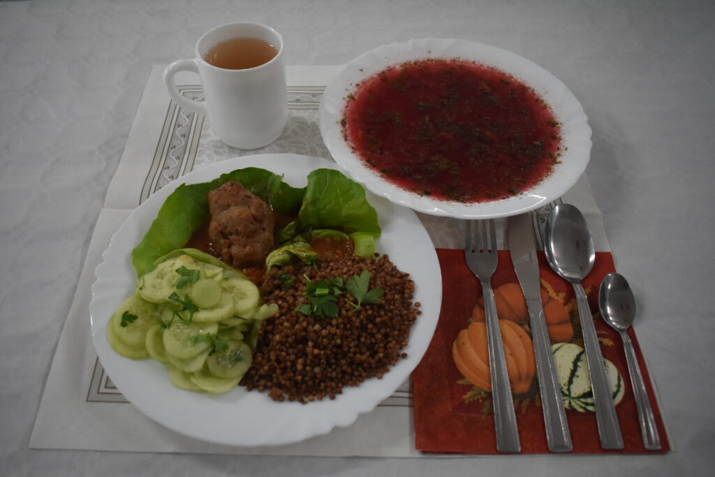 barszcz czerwony, kasza, mięso, ogórek, herbata