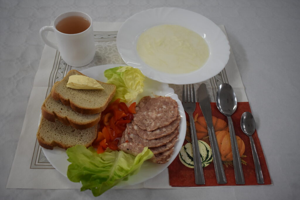 zupa mleczna, herbata, chleb w kromkach, masło, salceson, papryka, sałata zielona