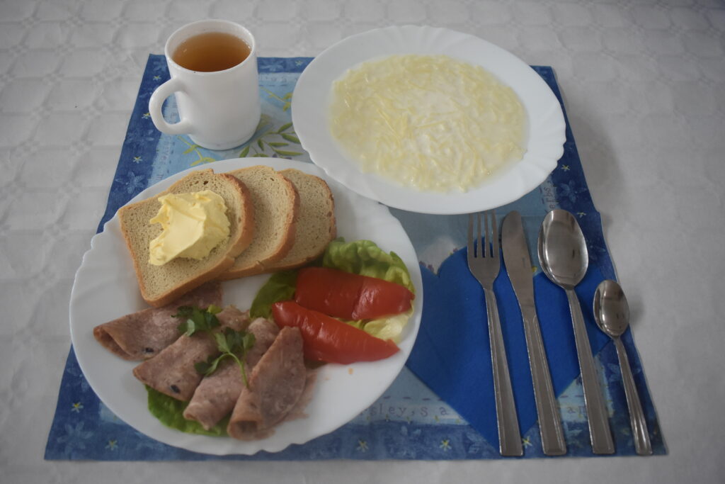 zupa mleczna, herbata, chleb masło, papryka, wędlina
