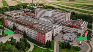 budynek szpitala z lotu ptaka, zielonymi strzałkami zaznaczono otwarte wejścia