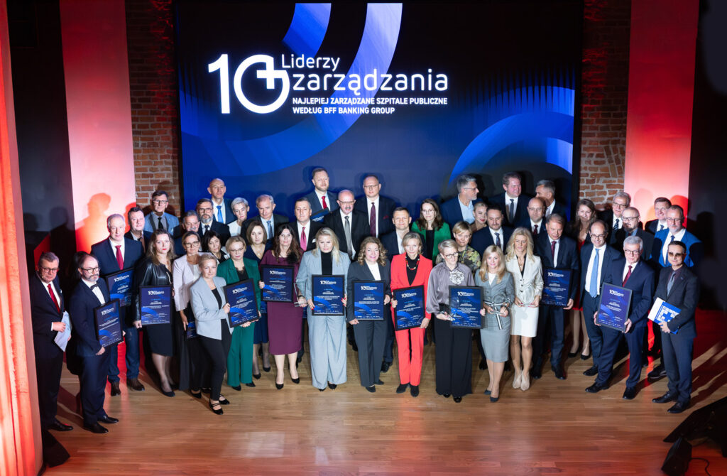 Na scenie wszyscy laureaci z dyplomami