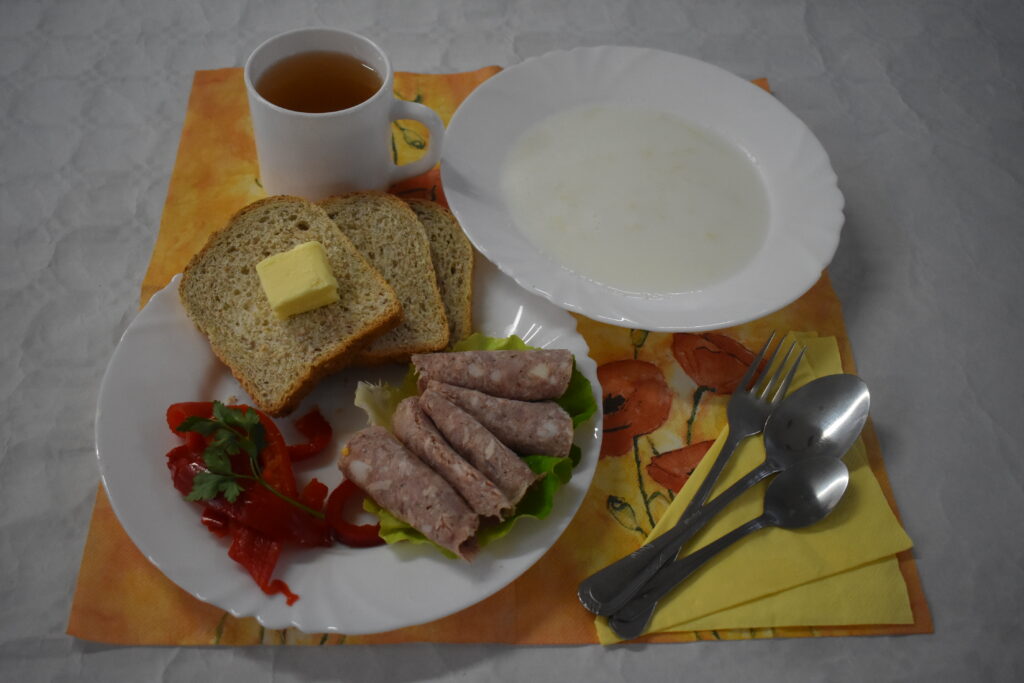 wędlina, chleb, masło, zupa mleczna