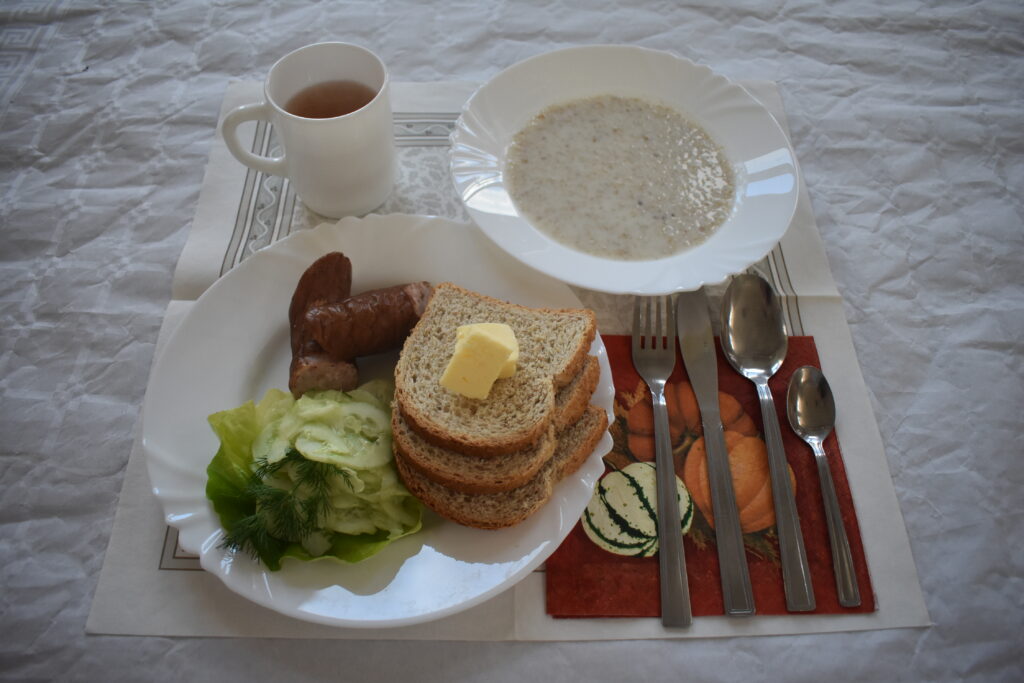 chleb, masło, kiełbasa, ogórek