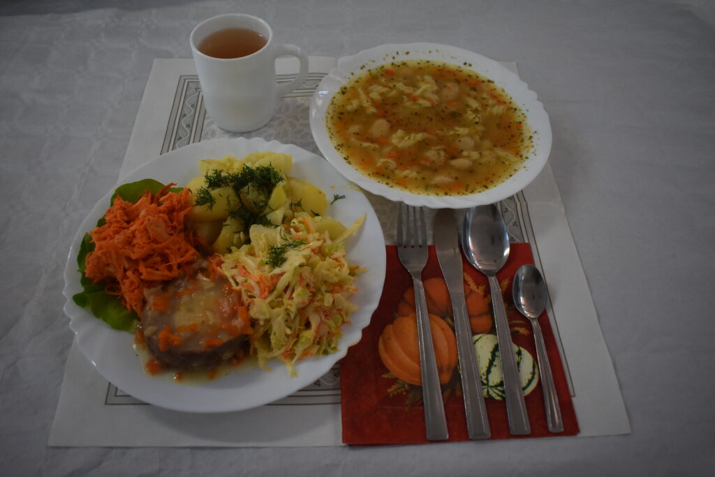 zupa z makaronem, surówka, mięso, ziemniaki