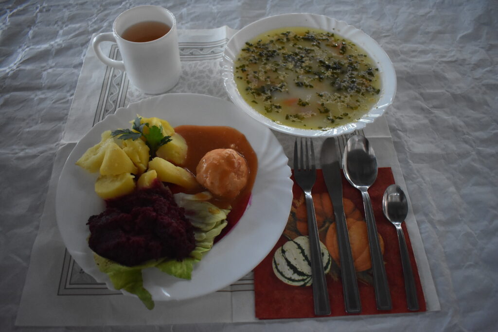 klopsik, ziemniaki, buraczki