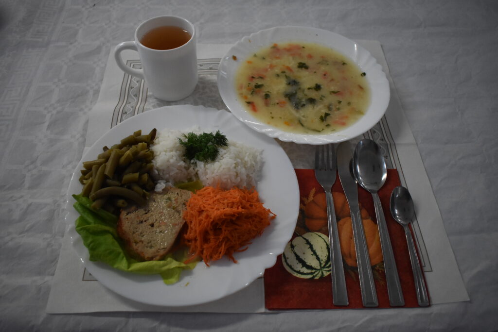 surówka z marchwi, ryż, mięso