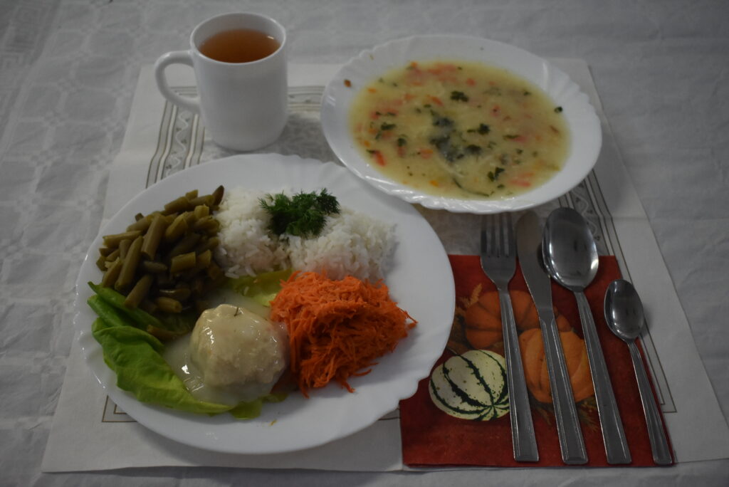 zupa jarzynowa, surówka, klopsy