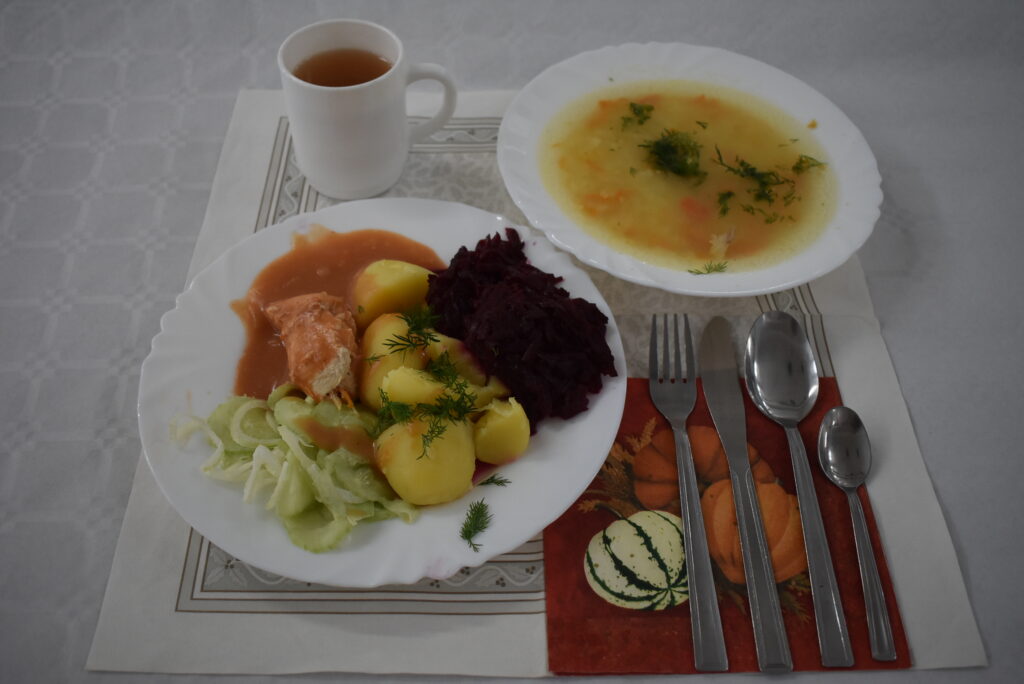 buraczki, ziemniaki, mięso, sos