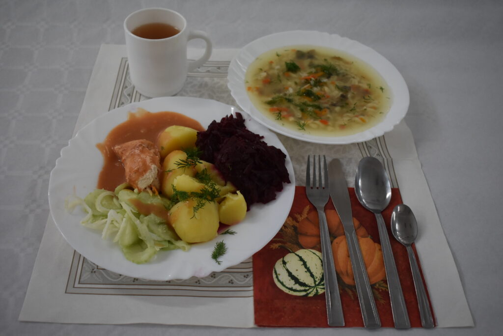 sos, ogórki, mięso