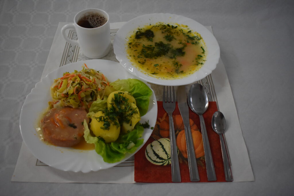 surówka, ziemniaki, zupa jarzynowa