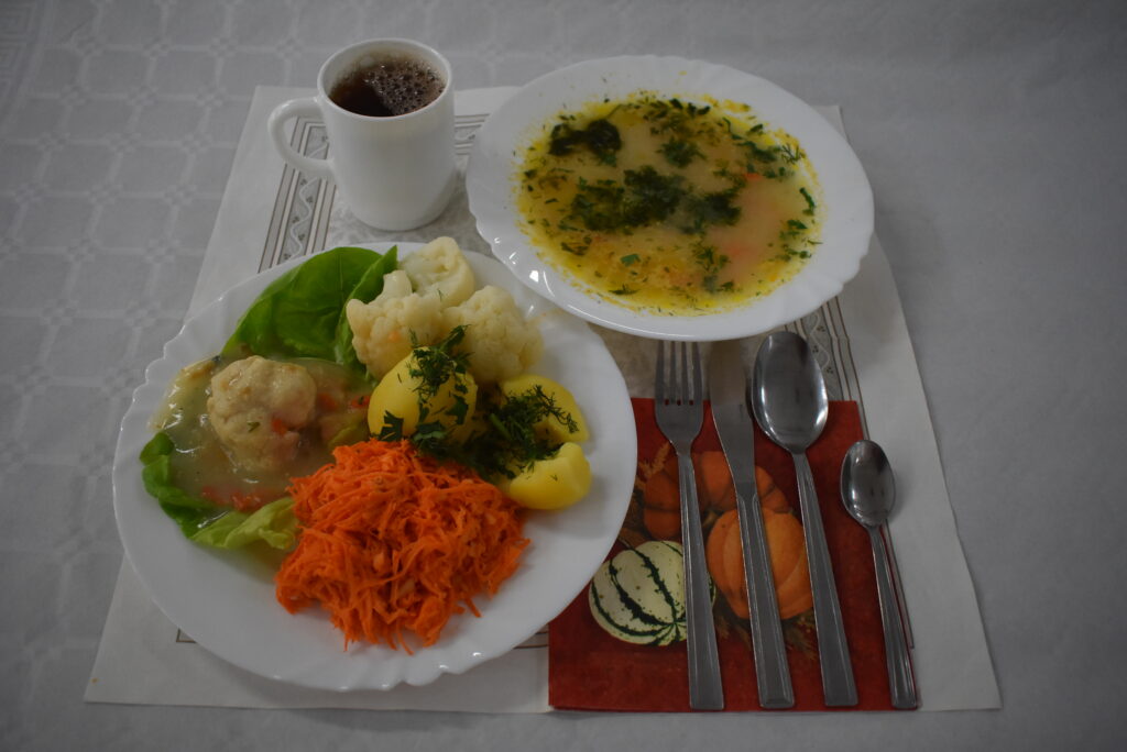 surówka, ziemniaki, zupa, mięso