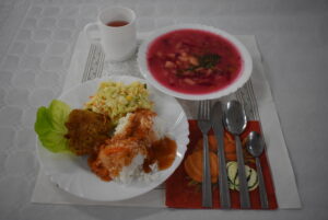 kotlet, surówka, zupa