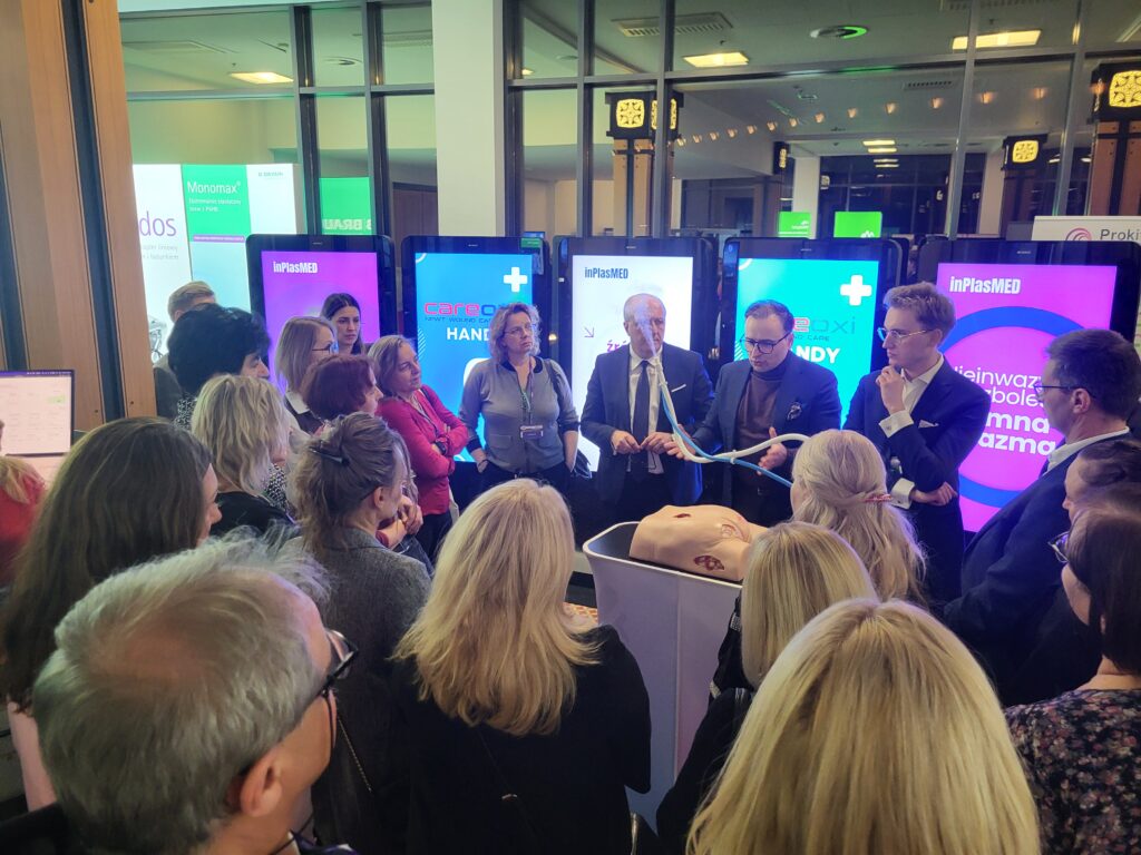 ludzie skupieni wokół pokazu zimnej plazmy