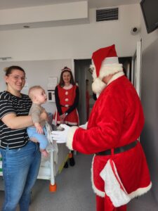 Mikołaj i kobieta trzymająca niemowlę