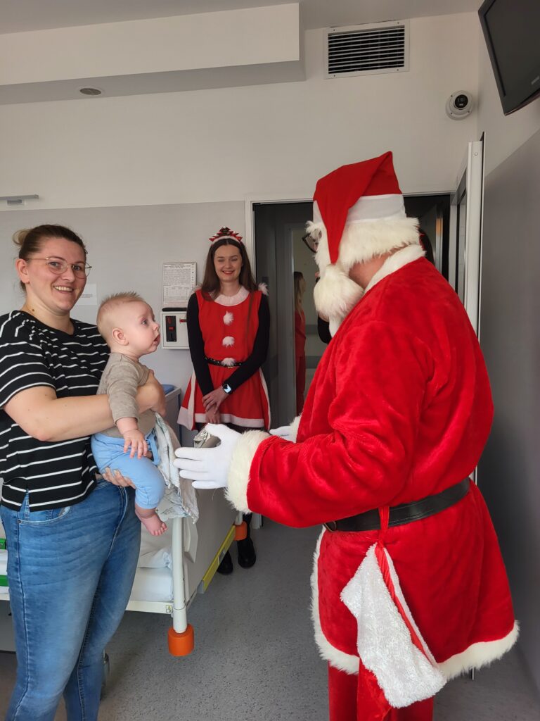 Mikołaj i kobieta trzymająca niemowlę