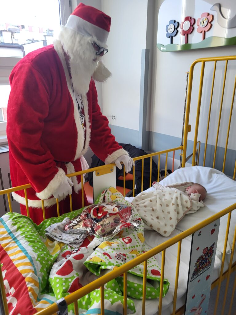 Mikołaj przy łóżeczku noworodka