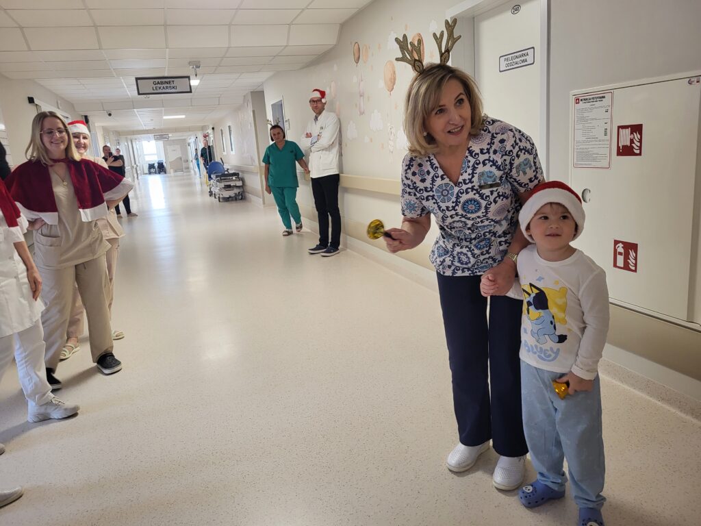 personel i dzieci na korytarzu czekają na Mikołaja