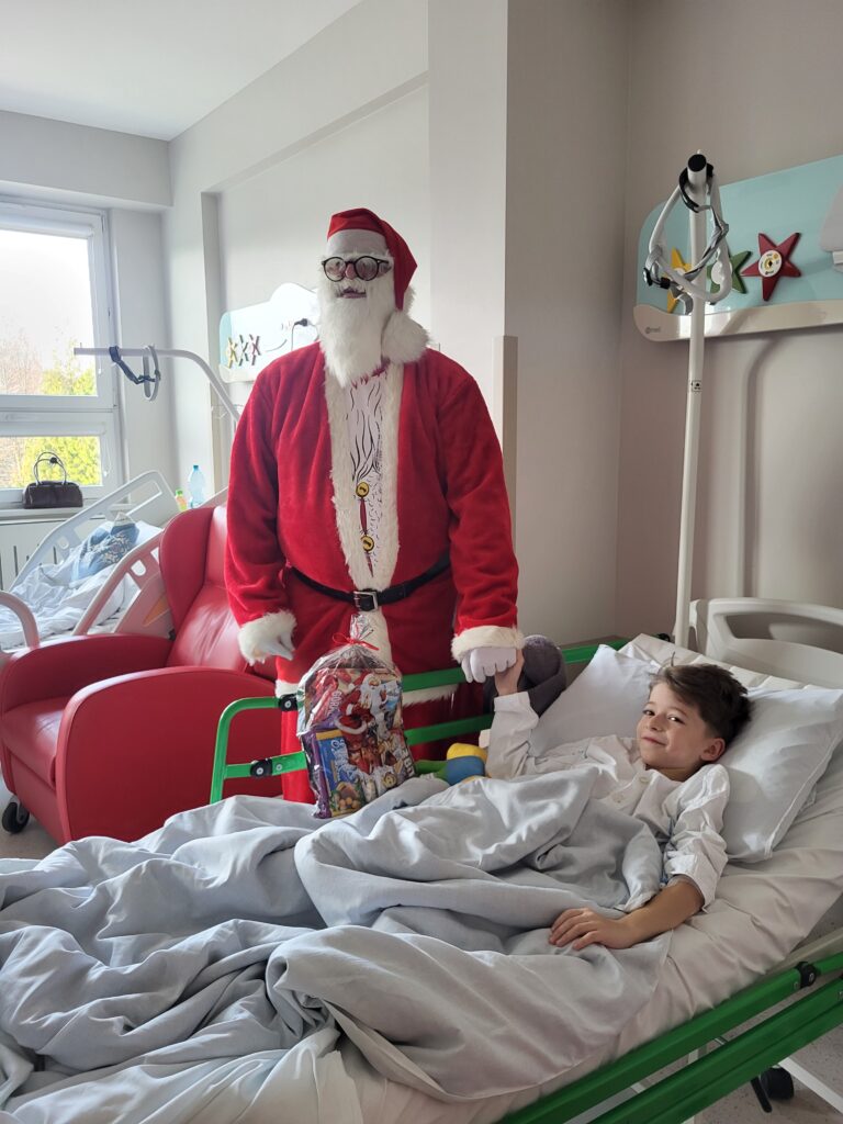 Mikołaj przy łóżku chłopca