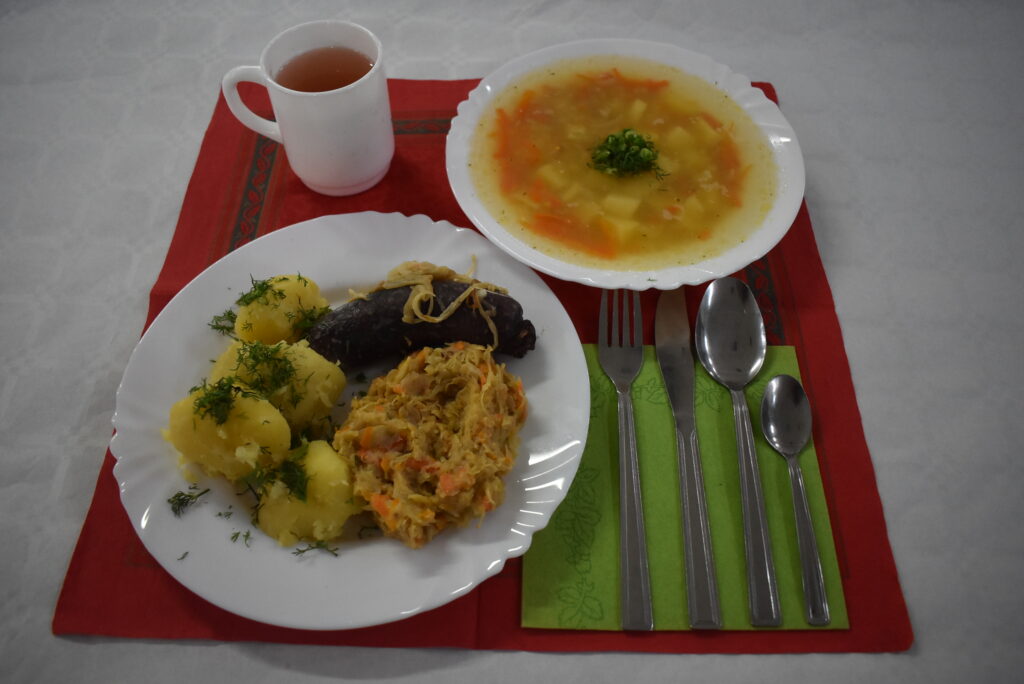zupa, ziemniaki, surówka, kaszanka