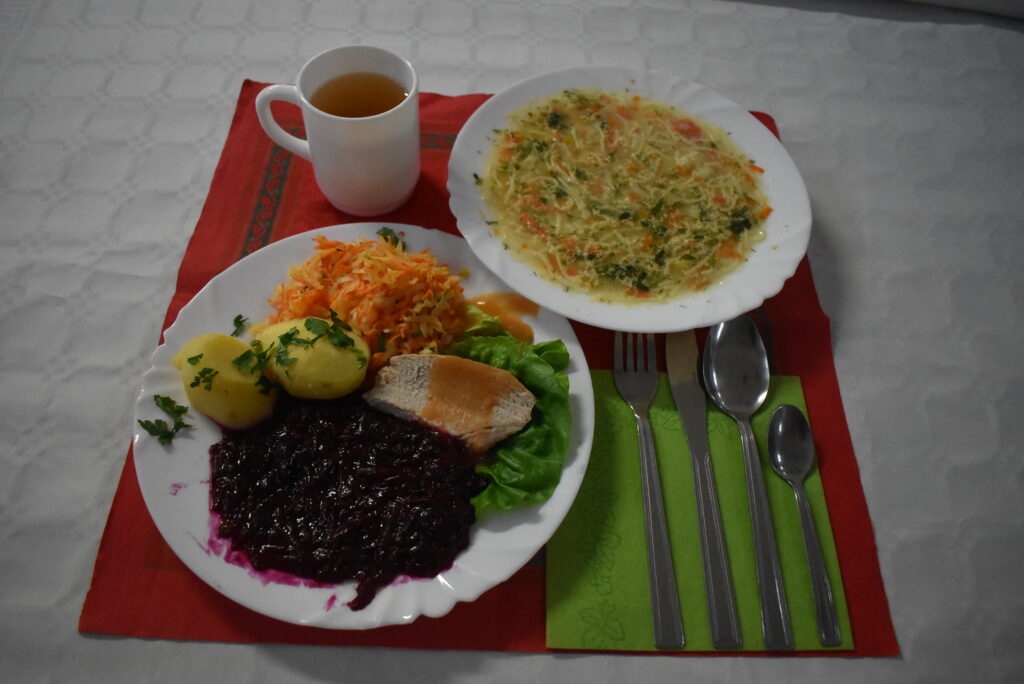 surówka, zupa, mięso, buraczki