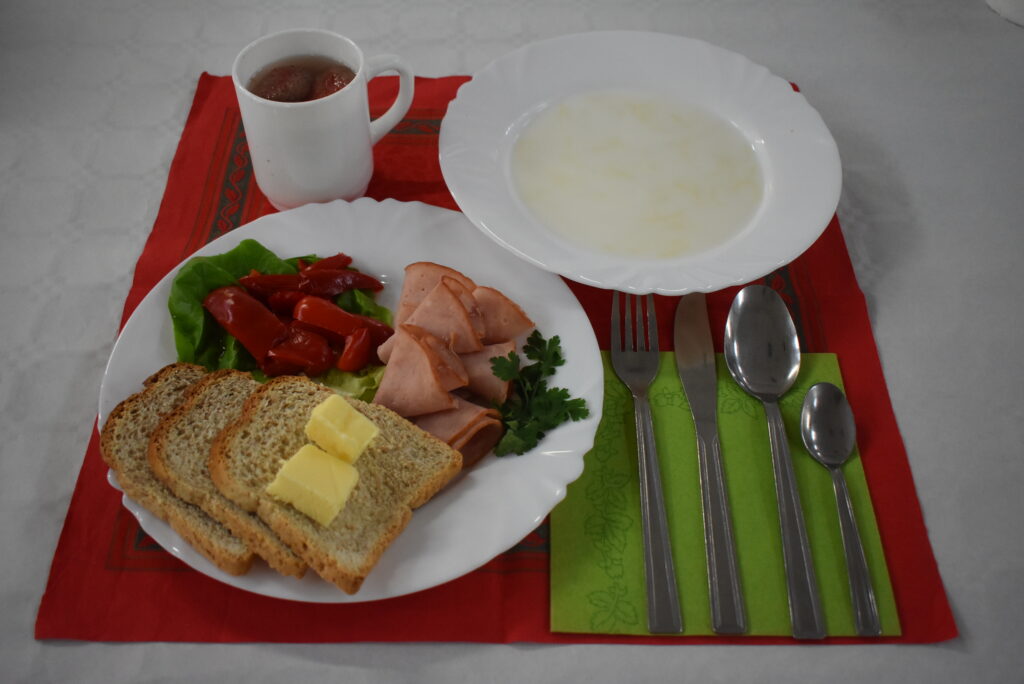 papryka, chleb, masło, zupa mleczna