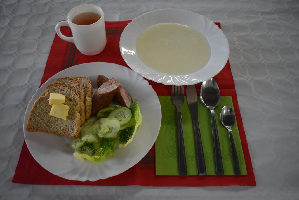 ogórek, kiełbasa, chleb