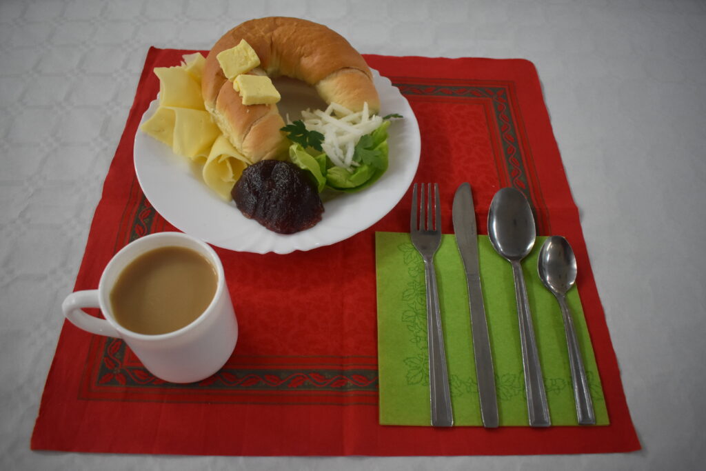 rogal, masło, kakao