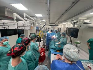 operacja, specjalistyczny sprzęt operacyjny, monitory, personel