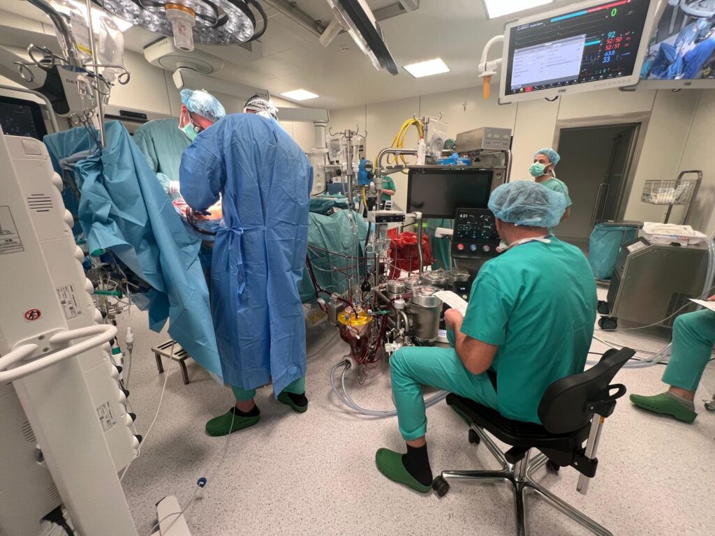 operacja, specjalistyczny sprzęt operacyjny, monitory, personel