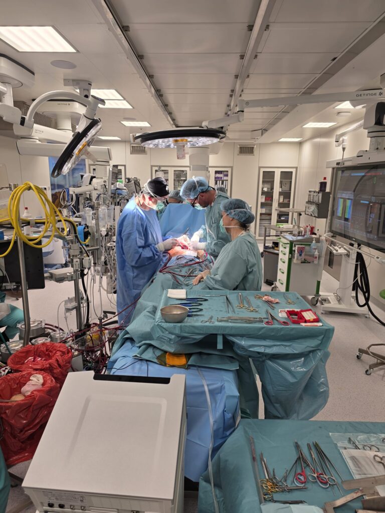 operacja, specjalistyczny sprzęt operacyjny, monitory, personel