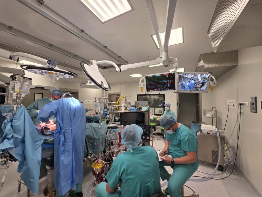 operacja, specjalistyczny sprzęt operacyjny, monitory, personel