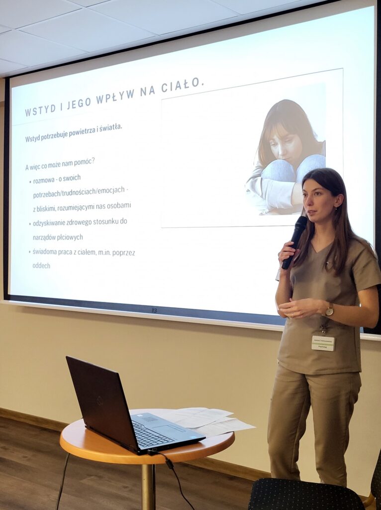 psycholog, za nią prezentacja multimedialna dotycząca wpływu wstydu na ciało