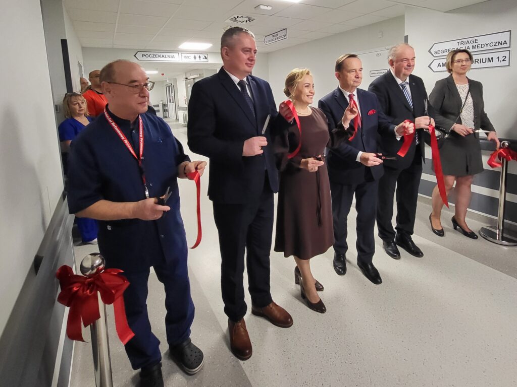 Przecięcie wstęgi przez dyrekcję, kierownictwo oddziału, władze wojewódzkie