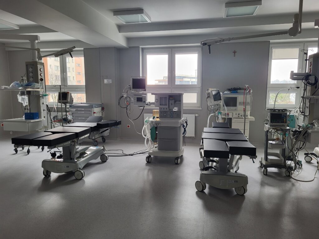sala intensywnej terapii, łóżka, monitory