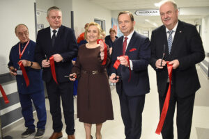 Przecięcie wstęgi przez dyrekcję, kierownictwo oddziału, władze wojewódzkie