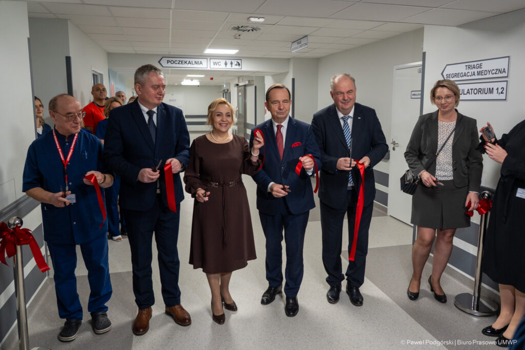 Przecięcie wstęgi przez dyrekcję, kierownictwo oddziału, władze wojewódzkie