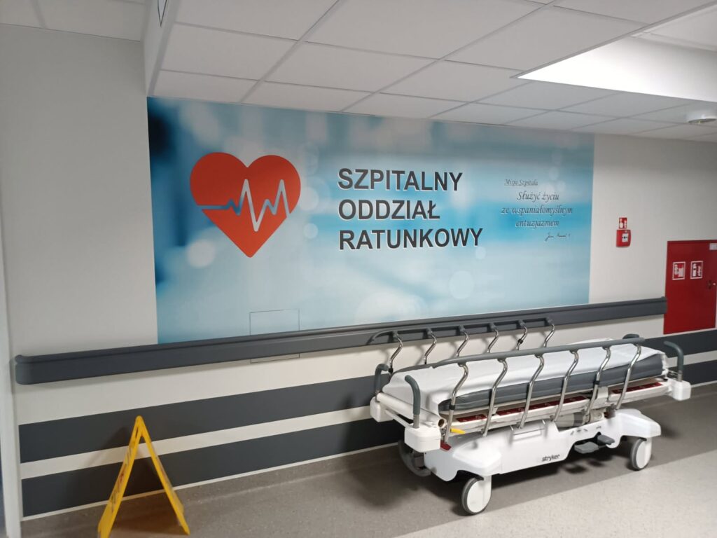 korytarz oddziału, fototapeta z sercem i napisem Szpitalny oddziął ratunkowy