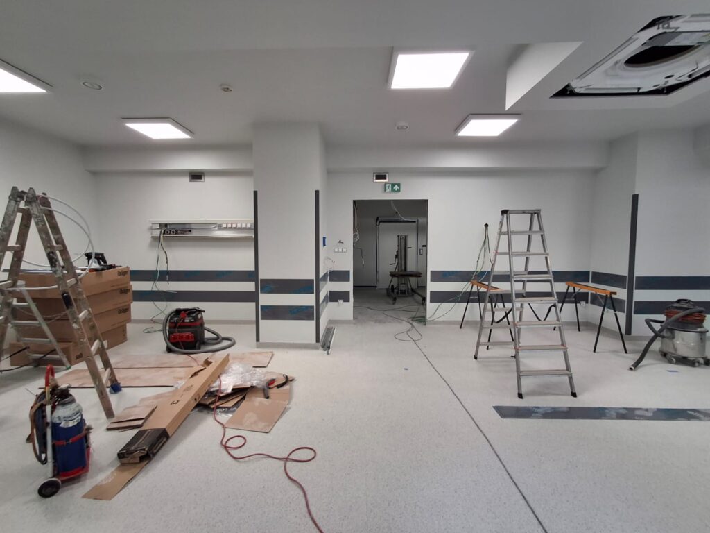 sala w remoncie, stoją drabiny i różne sprzęty