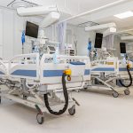 sala intensywnej terapii, łóżka z aparaturą