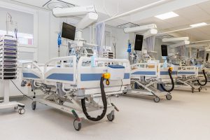 sala intensywnej terapii, łóżka z aparaturą