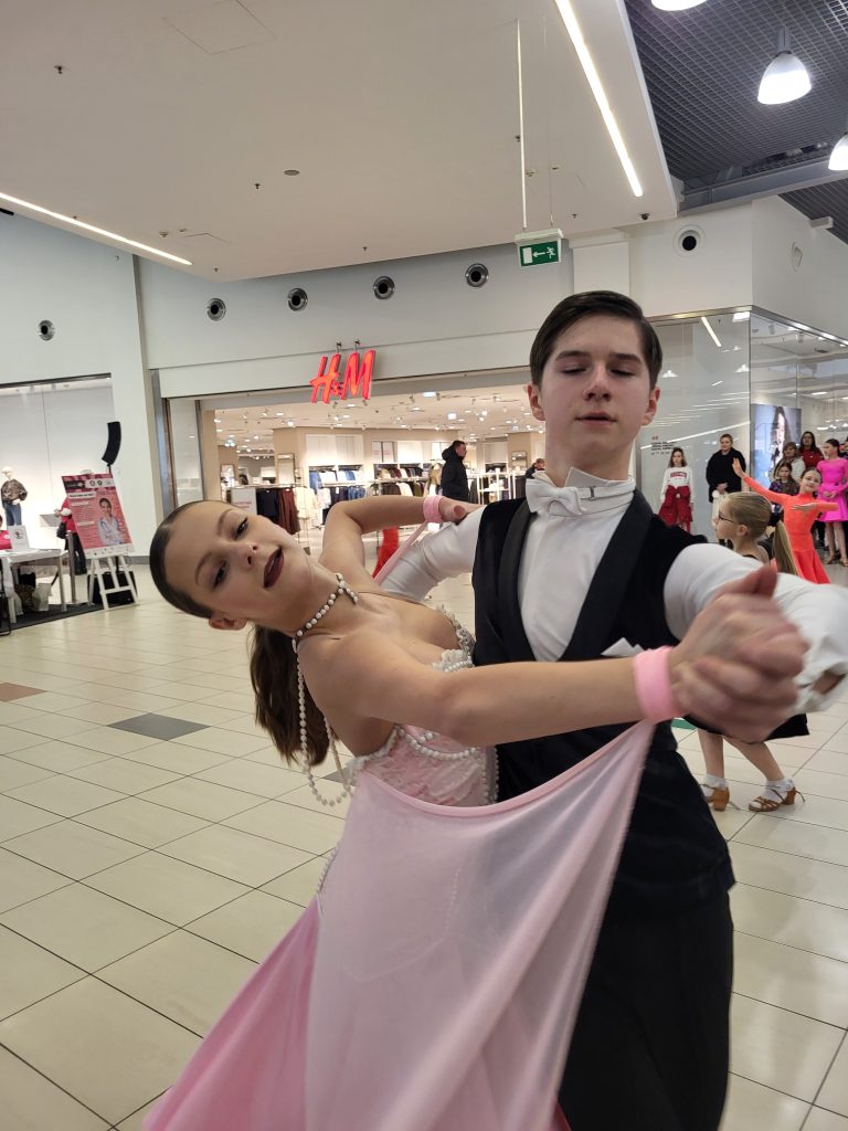 tango w wykonaniu pary młodych tancerzy