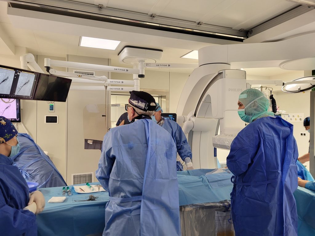 sala operacyjna, trwa operacja, przy stole lekarze