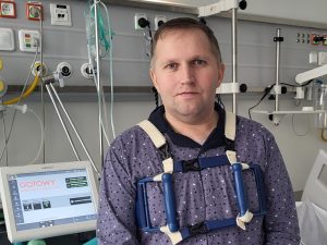 pacjent w sali szpitalnej